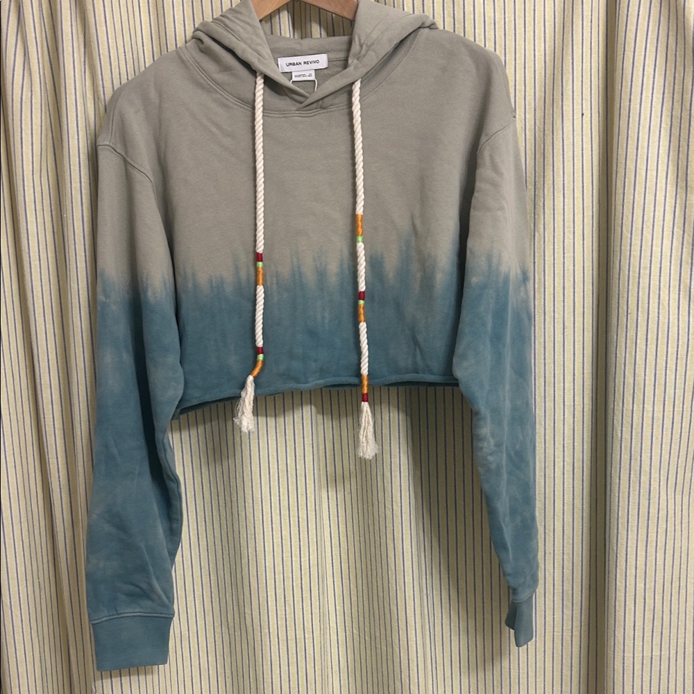Urban Revivo bluish green-and-gray Ombre Cropped Hoodie